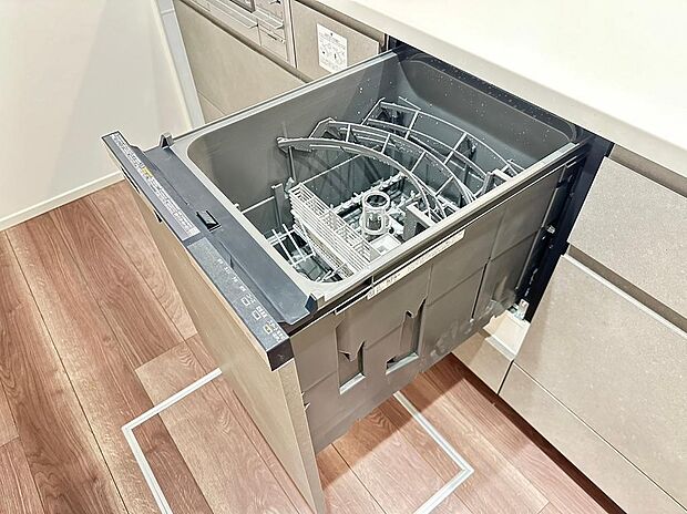 ■キッチン 食洗機　ビルトインタイプでスペースをとらない食洗機です。食器を衛生的に洗浄でき、時間と水道代の節約にもつながります。（2024年2月撮影）