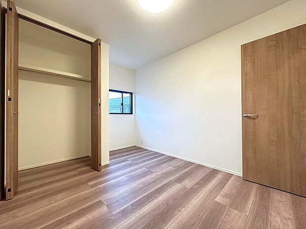 ■洋室　二面採光の明るいお部屋です。床がフローリングのためお掃除もラクラクですね。（2024年2月撮影）
