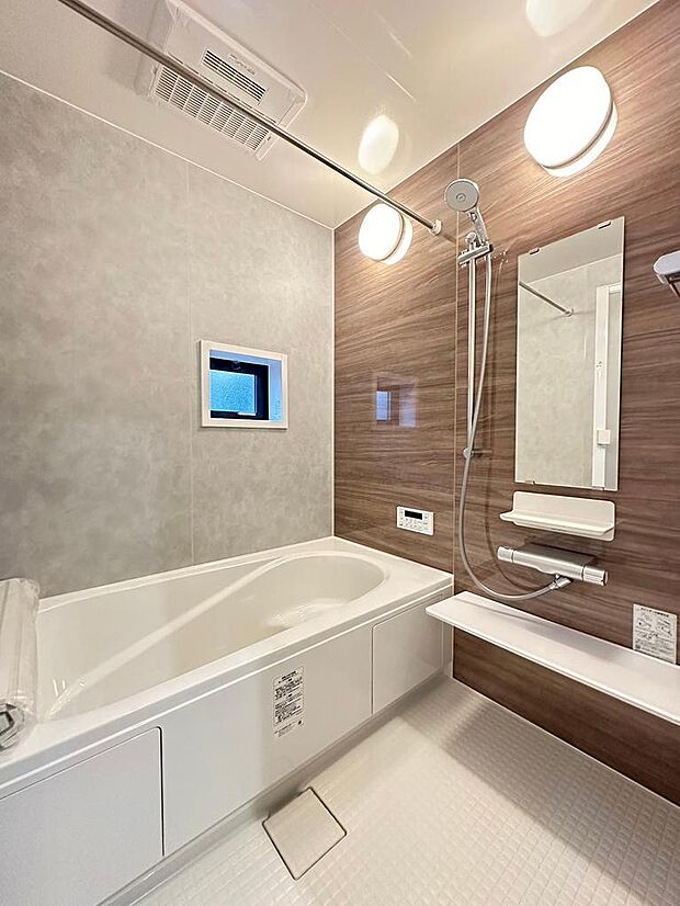 ■浴室　ゆとりある広さの浴室は毎日の疲れを洗い流す癒しの空間に。窓付きのため換気もばっちりです。（2024年2月撮影）