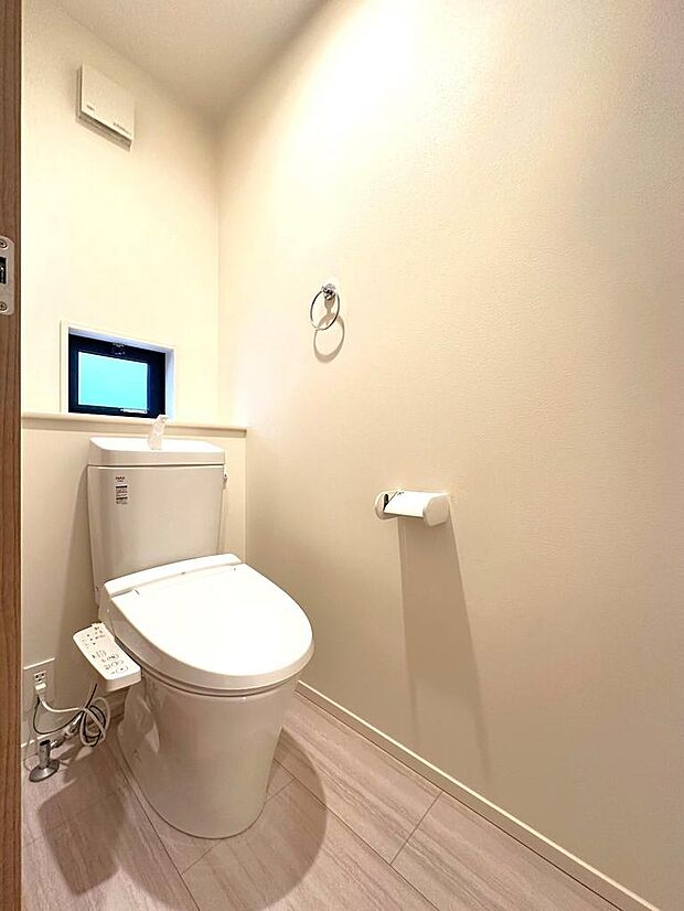 ■トイレ　温水洗浄機能付きのトイレです。白を基調とした内装で清潔感のある空間となっています。（2024年2月撮影）