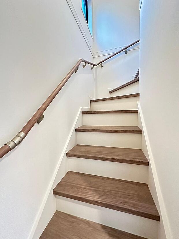 ■階段　1階と2階をつなぐ階段は手すり付きの安心設計です。（2024年2月撮影）