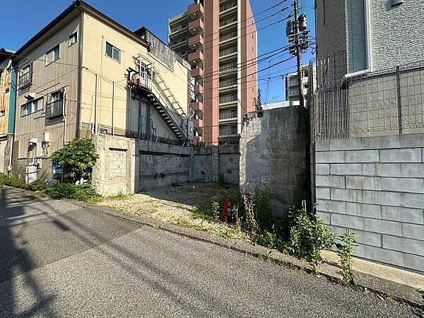 周辺にスーパーやコンビニ等があり、いつでも気軽に買い物に行くことができます♪（2024年6月撮影）