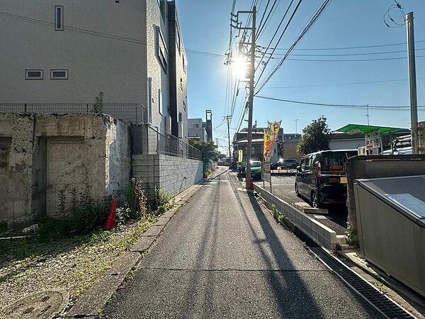 前面道路８ｍ以上で、車の出し入れも安心です！（2024年6月撮影）