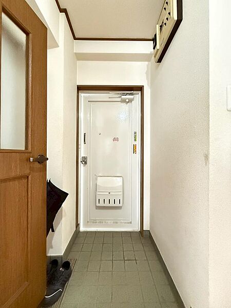 玄関は家族が毎日行き来する出入り口というだけでなく、お客様をお迎えする大切な空間でもあります。（2026年3月撮影）