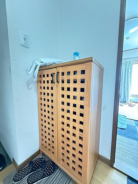 散らかりがちな玄関もスッキリの玄関収納付。（2026年3月撮影）