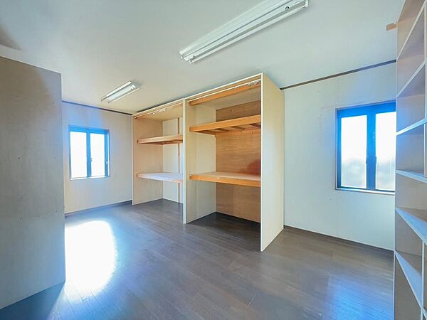 キャンプ用品やサーフィン道具もしまえる多趣味なご家族に嬉しい収納付き。（2025年2月撮影）