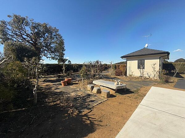 お子様と公園に行けない日も、のびのびお庭で遊べるのがうれしい。（2025年2月撮影）