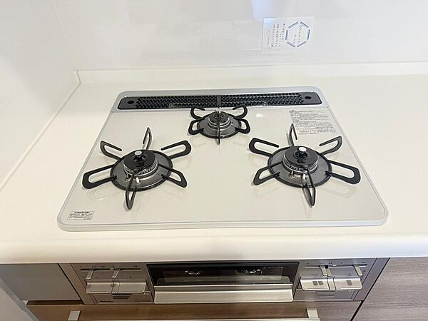1度にたくさんのメニューが作れる3口コンロ付のシステムキッチン。（2025年2月撮影）