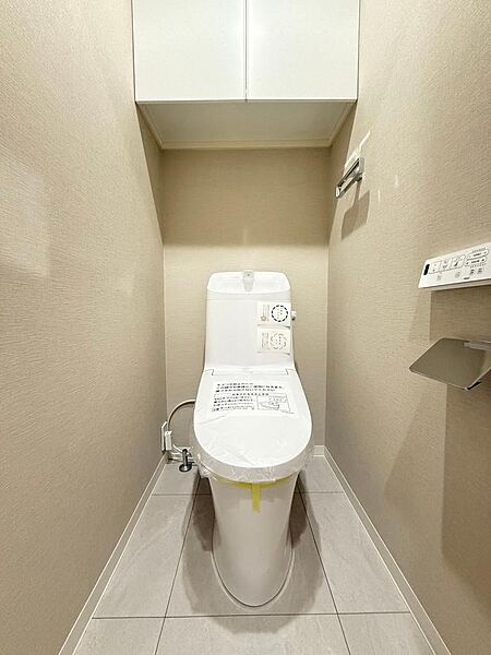 温水洗浄機能がついており、寒い日でも安心して座ることができます。（2025年2月撮影）