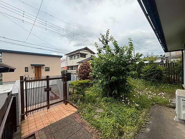 玄関は家族が毎日行き来する出入り口というだけでなく、お客様をお迎えする大切な空間でもあります。（2025年6月撮影）