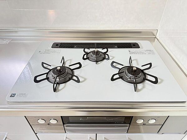 3口コンロでお料理もスムーズ 。（2025年6月撮影）