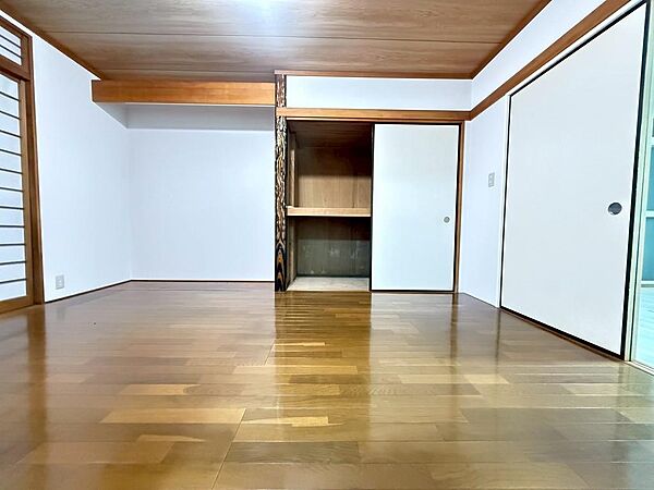 窓から差し込む光が優しく包み込む洋室。（2025年6月撮影）