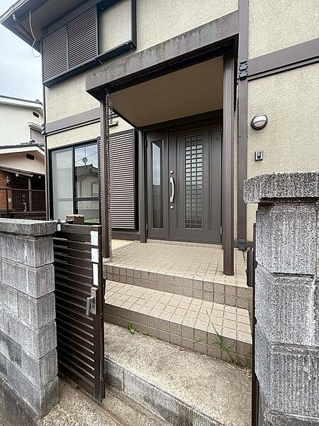 玄関は家族が毎日行き来する出入り口というだけでなく、お客様をお迎えする大切な空間でもあります。（2025年4月撮影）