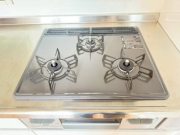 3口コンロでお料理もスムーズ 。（2025年4月撮影）
