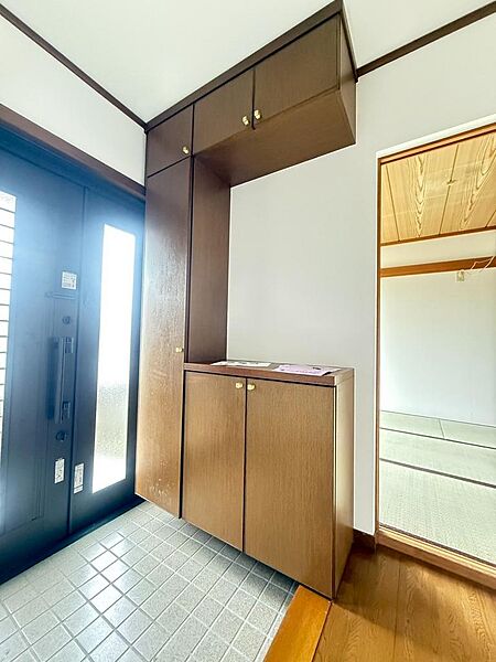 ご家族の靴もたっぷり収納♪大型下駄箱です♪（2025年4月撮影）