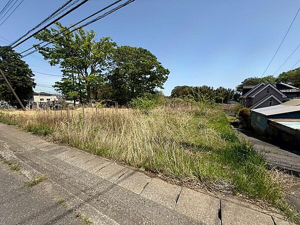 お庭を広くとることにより、家庭菜園やガーデニングを楽しんだり、ウッドデッキを設置することでバーベキューやプールなどにも活用いただけます。（2025年4月撮影）