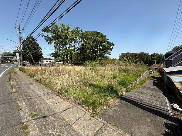 ゆとりのあるお土地は、お庭やカースペースを広くとることができるため暮らしが充実しますね。（2025年4月撮影）