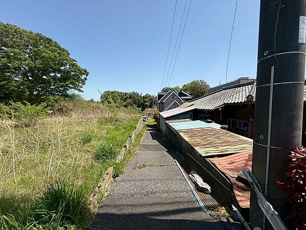 広い庭も駐車場も確保できる280.59m2の土地。（2025年4月撮影）