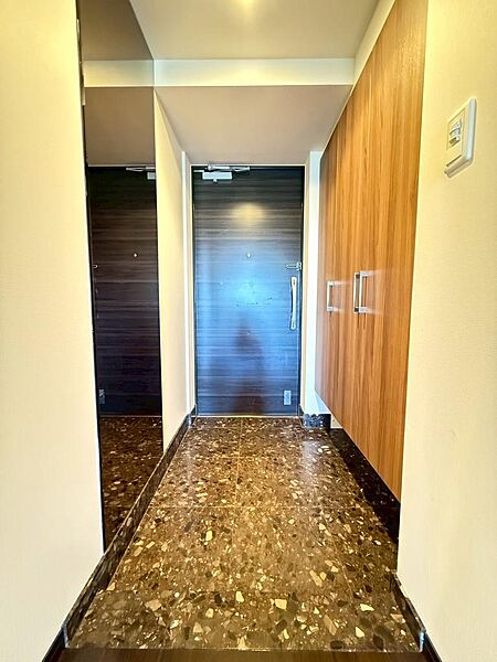 玄関は家族が毎日行き来する出入り口というだけでなく、お客様をお迎えする大切な空間でもあります。（2025年5月撮影）