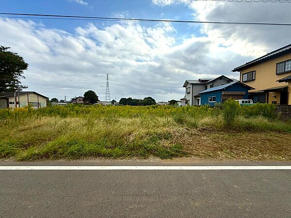 ゆとりのあるお土地は、お庭やカースペースを広くとることができるため暮らしが充実しますね。（2025年10月撮影）