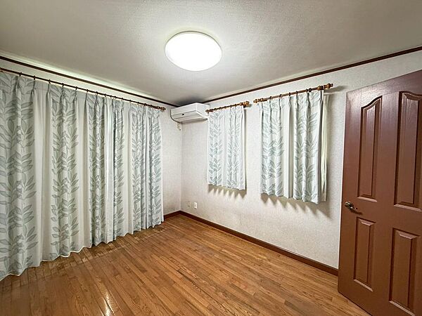 ひとりの時間をまったり過ごしたり、静かな環境で趣味に打ち込んだり、自分時間を快適に過ごすプライベートルーム。 （2025年9月撮影）