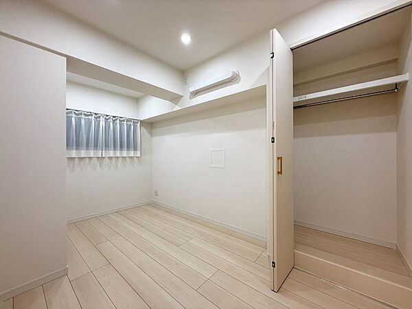 こんなにも陽光が入る洋室は気持ちが良いですね♪落ち着いたカラーで仕上げたリラックス空間です！（2026年2月撮影）