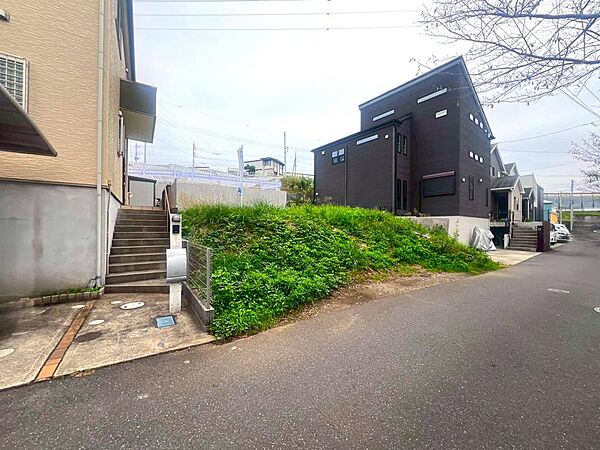 広い庭も駐車場も確保できる148.49m2の土地。（2025年10月撮影）