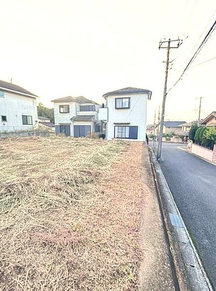 お庭を広くとることにより、家庭菜園やガーデニングを楽しんだり、ウッドデッキを設置することでバーベキューやプールなどにも活用いただけます。（2025年9月撮影）