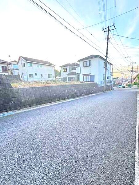 ゆとりのあるお土地は、お庭やカースペースを広くとることができるため暮らしが充実しますね。（2025年9月撮影）