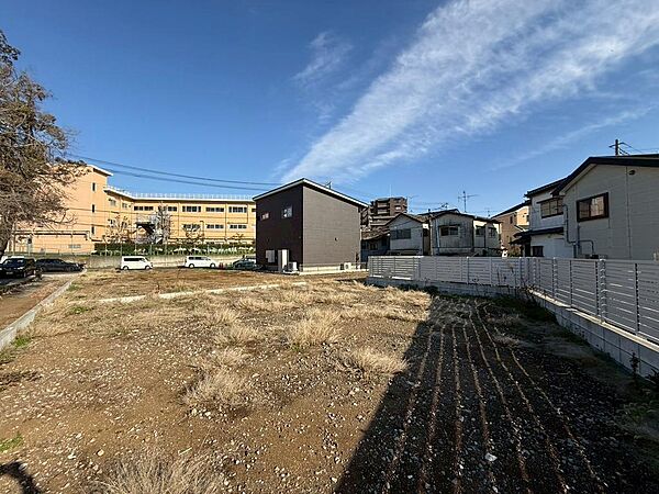 お庭を広くとることにより、家庭菜園やガーデニングを楽しんだり、ウッドデッキを設置することでバーベキューやプールなどにも活用いただけます。（2026年4月撮影）