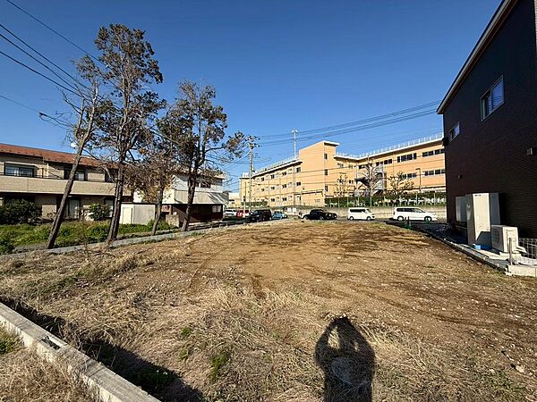 ゆとりのあるお土地は、お庭やカースペースを広くとることができるため暮らしが充実しますね。（2026年4月撮影）