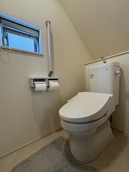 1階トイレです。窓があり、換気もできますね。