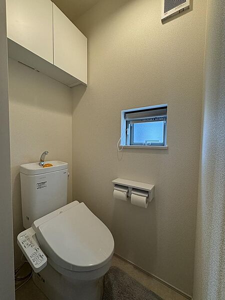 2階トイレです。収納があり、便利ですね。