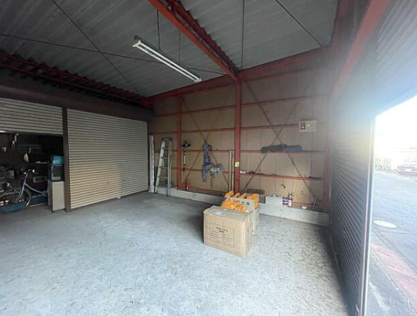 大型戸建て住宅倉庫でアウトドアの方はこちらの倉庫にしまえてお家の中がすっきり片付きます♪