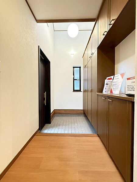 玄関は家族が毎日行き来する出入り口というだけでなく、お客様をお迎えする大切な空間でもあります。（2026年4月撮影）