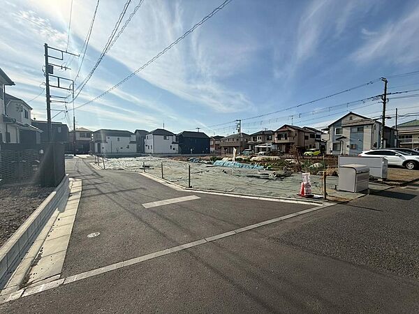 お庭を広くとることにより、家庭菜園やガーデニングを楽しんだり、ウッドデッキを設置することでバーベキューやプールなどにも活用いただけます。（2026年2月撮影）