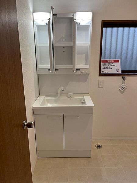 身だしなみもお洒落に演出でき、収納力もあり、実用性を兼ね備えた洗面台です。（2025年12月撮影）