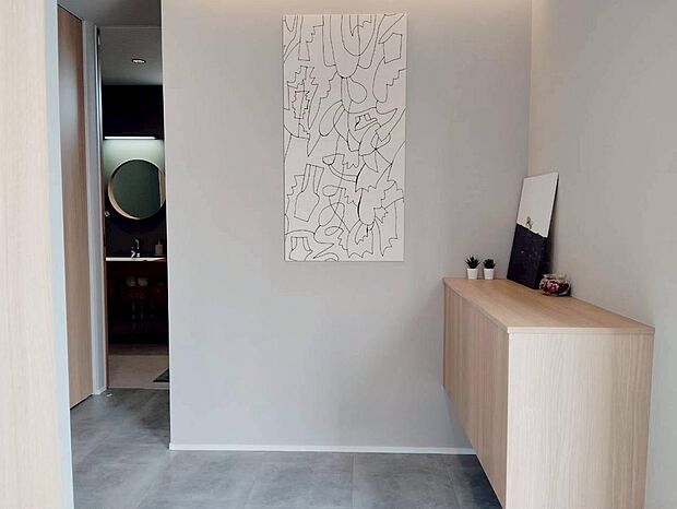 玄関は家族が毎日行き来する出入り口というだけでなく、お客様をお迎えする大切な空間でもあります。（2026年1月撮影）