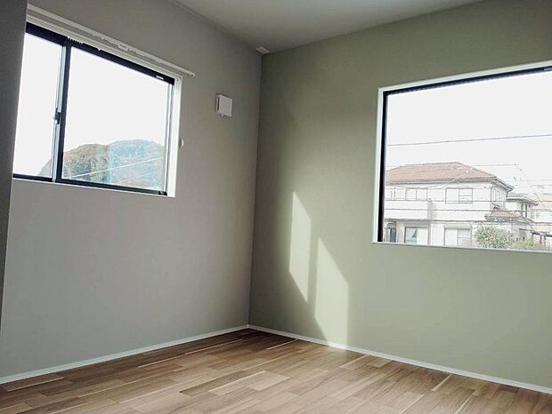 こんなにも陽光が入る洋室は気持ちが良いですね♪落ち着いたカラーで仕上げたリラックス空間です！（2026年1月撮影）