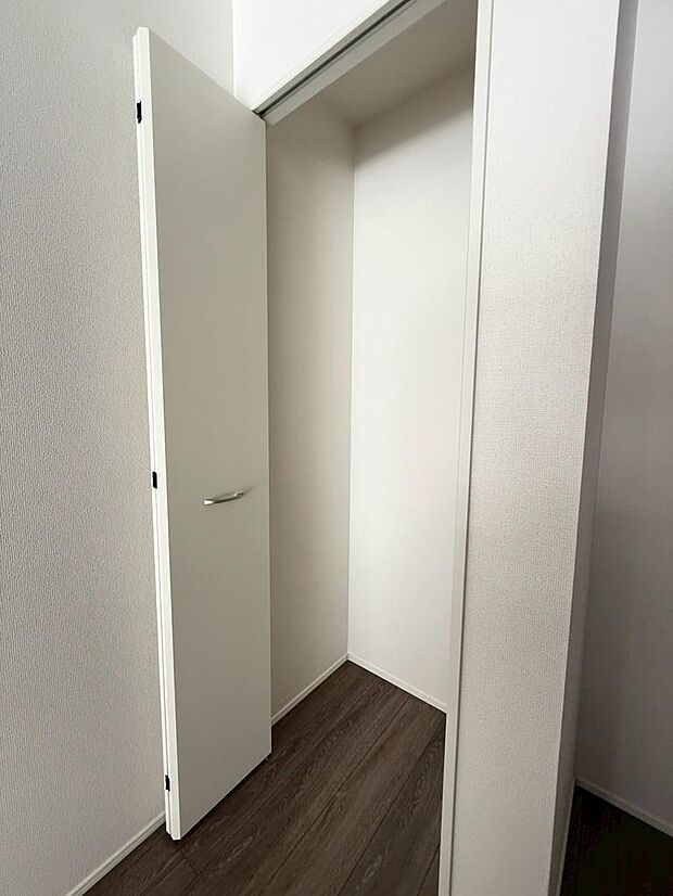 キッチンをスッキリ整理できるパントリー完備。ママに喜ばれる設備です♪(2026年2月撮影)