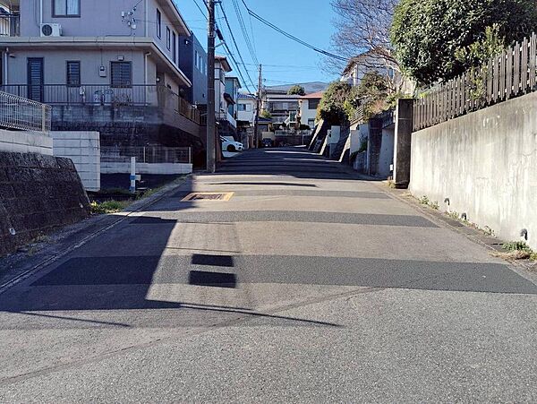 閑静な住宅地で小さなお子様がいるご家族にも安心。(2026年1月撮影)