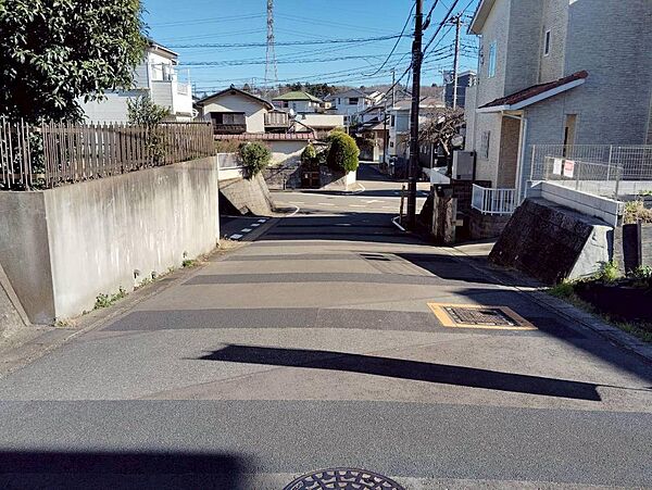 車通りも少なく、お子様とのお散歩も安心してできる閑静な住宅地。(2026年1月撮影)