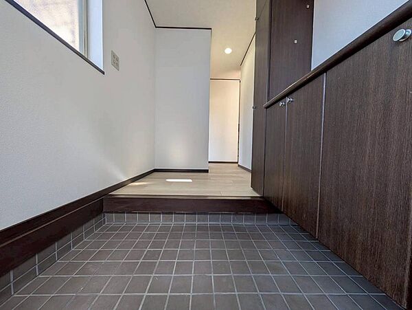 玄関は家族が毎日行き来する出入り口というだけでなく、お客様をお迎えする大切な空間でもあります。（2026年1月撮影）
