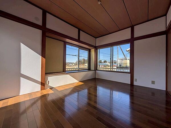 こんなにも陽光が入る洋室は気持ちが良いですね♪落ち着いたカラーで仕上げたリラックス空間です！（2026年1月撮影）