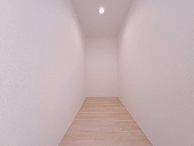 キッチンをスッキリ整理できるパントリー完備。ママに喜ばれる設備です♪（2026年1月撮影）