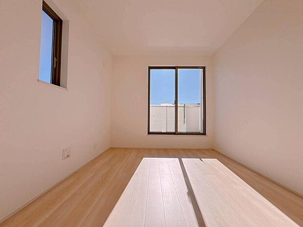 窓から差し込む光が優しく包み込む洋室。（2026年1月撮影）