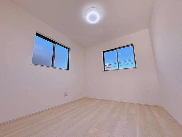 こんなにも陽光が入る洋室は気持ちが良いですね♪落ち着いたカラーで仕上げたリラックス空間です！（2026年1月撮影）