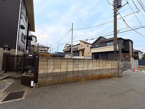 周辺環境や物件の陽当りなど、行ってみないと分からないことがたくさんあるので、お気軽にお問合せください！当日のご案内も、もちろん大歓迎です。ご自宅や駅までお迎えに参ります。（2026年2月撮影）