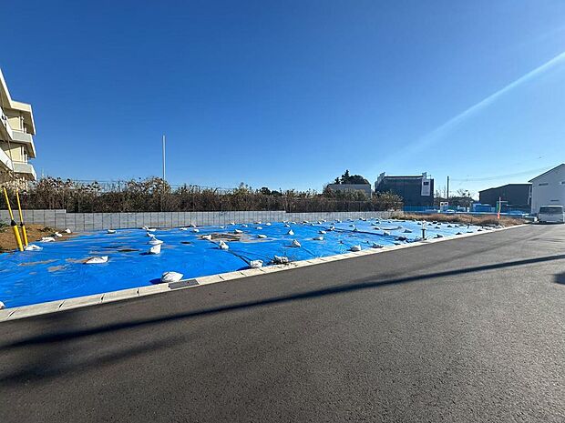 お庭を広くとることにより、家庭菜園やガーデニングを楽しんだり、ウッドデッキを設置することでバーベキューやプールなどにも活用いただけます。（2025年12月撮影）