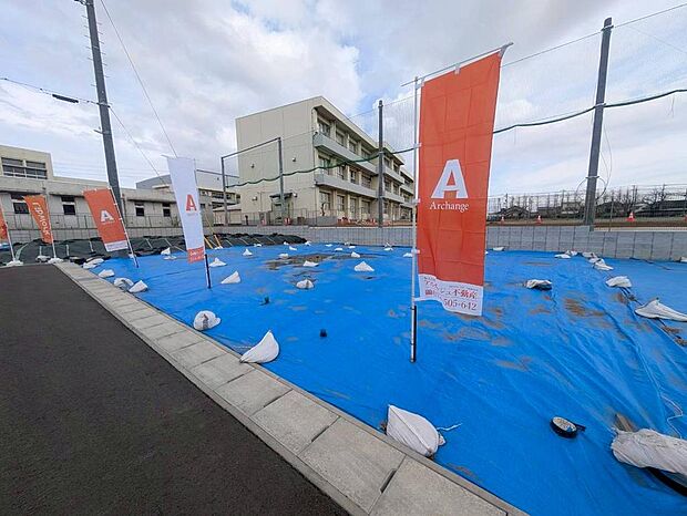 ゆとりのあるお土地は、お庭やカースペースを広くとることができるため暮らしが充実しますね。（2026年2月撮影）